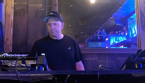 dj喊话老总_喇叭喊话图片(3)