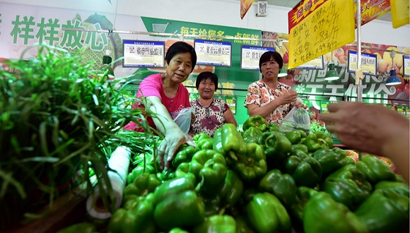 8月10日，山东聊城一家超市，居民在选购蔬菜 。图片来源：视觉中国