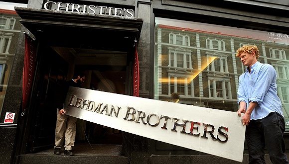 2010年9月24日，英国伦敦，佳士得拍卖行的工作人员正在为即将举行的雷曼兄弟收藏拍卖会做准备。图片来源：视觉中国