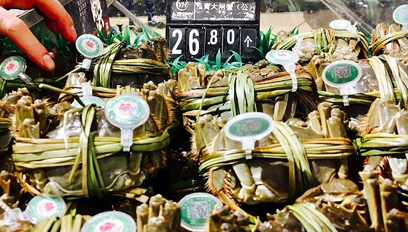 9月30日，永辉超市带着二维码扣子的大闸蟹。摄影：赵晓娟