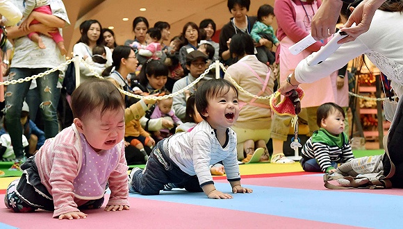 资料图：日本横滨举办“宝宝爬行”大赛。图片来源：视觉中国