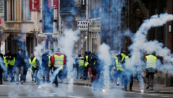 法国“黄背心”抗议再起 马克龙政府立场变强硬