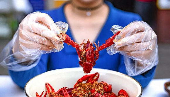 【春节特供·特写】中国饭桌上的小龙虾能怎么吃,还得看他们