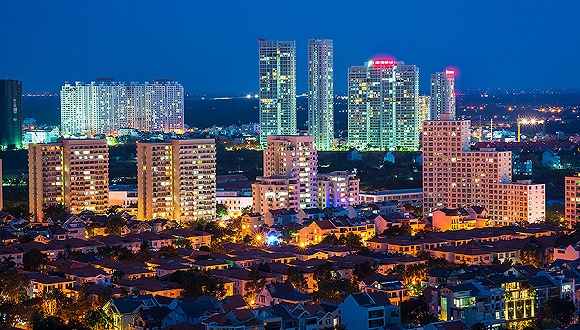 越南房地产市场之变:豪宅价格飙升17%，普通楼盘仅涨1%