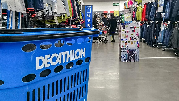 迪卡侬遭遇强烈抗议 暂停法国销售运动型穆斯林头巾