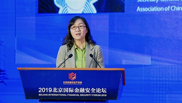 娱乐平台一号_王国庆发布会上提醒站高处的记者注意安全 道出“元宵节,辛苦啦!”