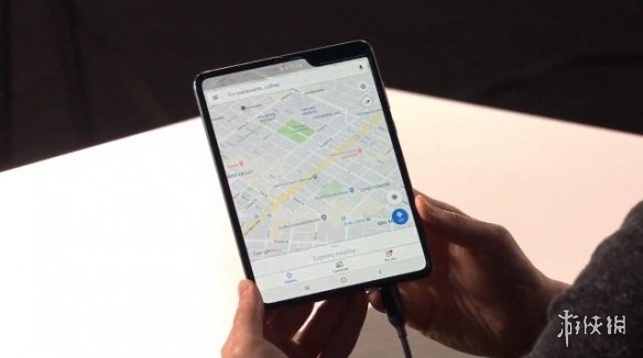 三星可折叠屏手机发布:屏幕展开7.3英寸 约13000元