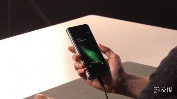 三星可折叠屏手机发布:屏幕展开7.3英寸 约13000元