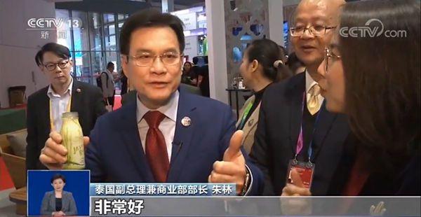 大發娱乐优惠_辣眼!女子在车内跟男朋友干这事,还跟交警撒娇:哥哥真帅