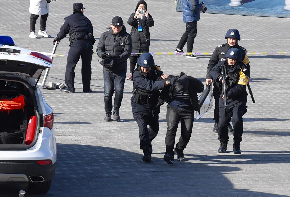 《反恐怖主义法》颁布三周年 北京警方进行反恐处突演练