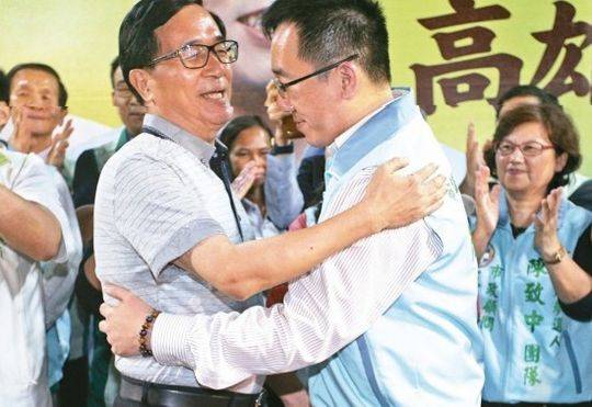 陈水扁替陈致中站台,两人在台上拥抱。(图片来源:台湾《联合报》)