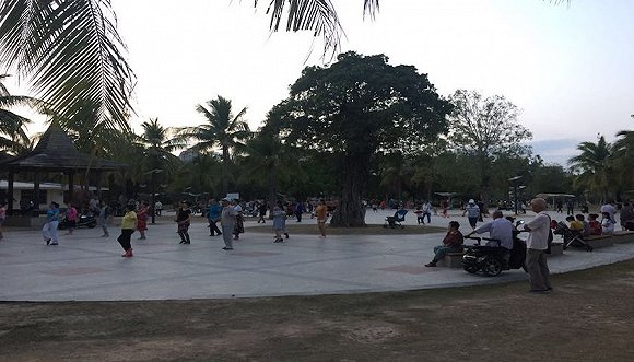 春节前后，跳舞大军一度占领整个广场，随着游客和“候鸟”的离开，现在已减少了近四分之三。摄影：韩沁珂