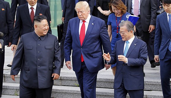 019年6月30日,板门店,金正恩与特朗普会谈后,在文在寅的陪同下走出韩国一侧“自由之家”。图片来源:视觉中国
