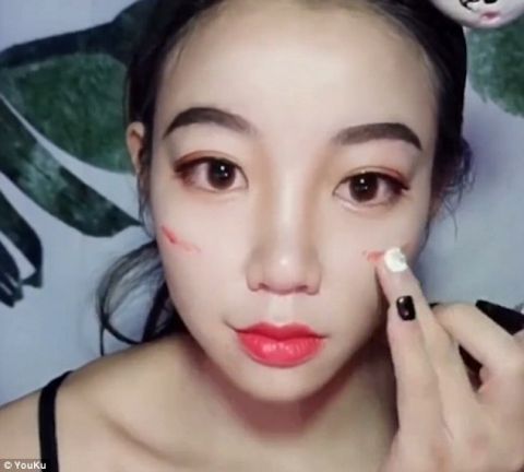 中国化妆术走红国外:戴假鼻子贴胶带,妆前妆后