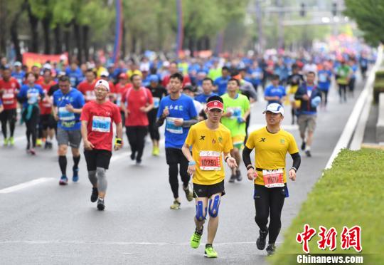 2018长春国际马拉松雨中开赛 三万选手 踏水 飞