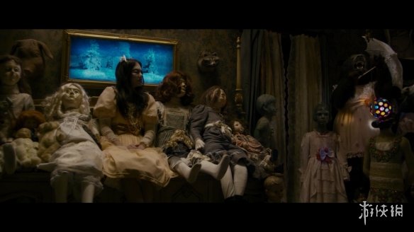 虐杀惊悚片《噩梦娃娃屋》:萝莉被变态囚禁打扮成玩偶