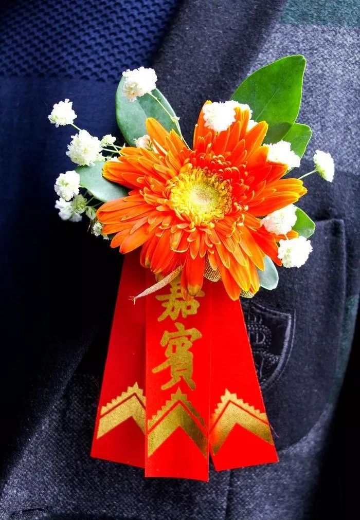 想象一下它别在了黑T恤上面