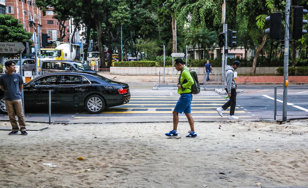 一道道城市的伤疤 记者直击香港街头被毁道路