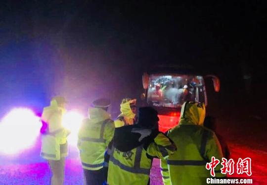图为路政、交警联合展开救援 俞延浩 摄 暴风雪致旅游大巴被困海拔4120米垭口 36人获救