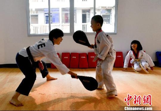 图为陈燕亭在自己的道馆与学员一起做游戏,训练反应速度。 吕明 摄