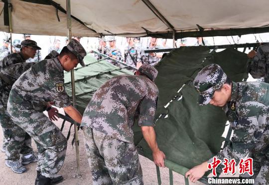 图为组装床架。 刘玉桃 摄 甘肃百余名学生暑假戈壁滩搭帐篷体验“军旅生活”
