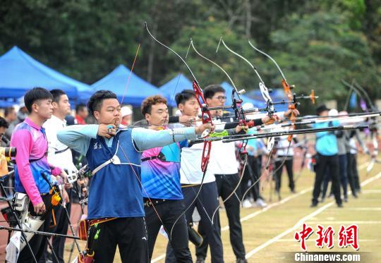 图为选手在进行2019年全国射箭分站赛(澄迈站)半决赛比赛。 王家专 摄 图为选手在进行2019年全国射箭分站赛(澄迈站)半决赛比赛。 王家专 摄