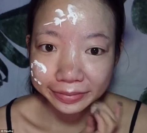中国化妆术走红国外:戴假鼻子贴胶带,妆前妆后