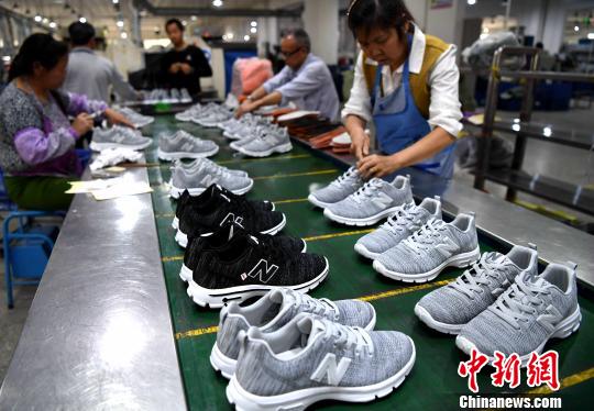 图为莆田一家鞋企工人在生产代工运动鞋。最近几年，莆田为国际知名品牌代工的订单越来越多。数据显示，莆田有4000多家制鞋企业，七成以上鞋类产品用于外贸出口，2017年产值增长18.7%。　记者 张斌 摄