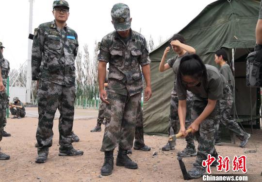 图为固定防风绳。 刘玉桃 摄 甘肃百余名学生暑假戈壁滩搭帐篷体验“军旅生活”