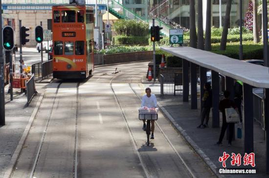 资料图 香港铜锣湾维园电车站。中新社记者 洪少葵 摄