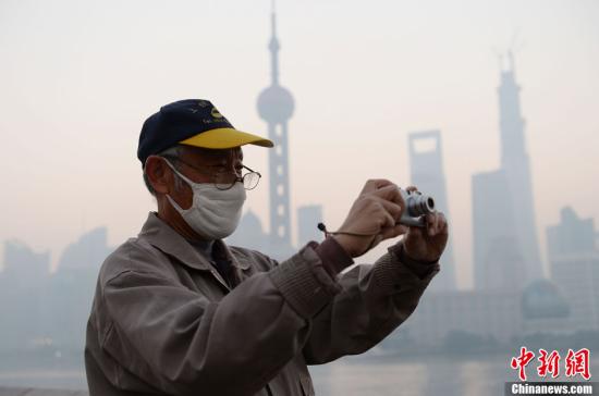 资料图:2013年11月7日,上海市空气质量指数(AQI)达重度污染。<a target='_blank' href='http://www.chinanews.com/'>中新社</a>发 赖鑫琳 摄 图片来源:CNSPHOTO
