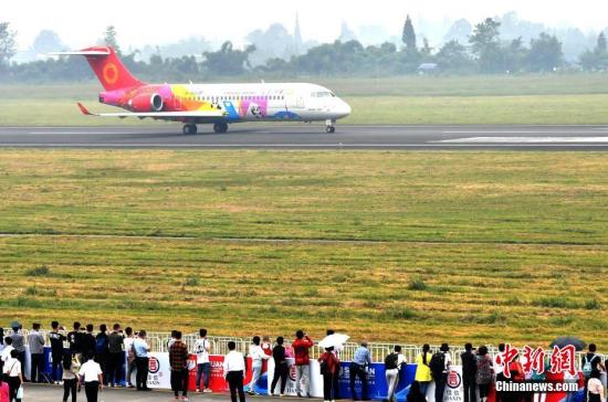  图为国产ARJ21客机。中新社记者 安源 摄