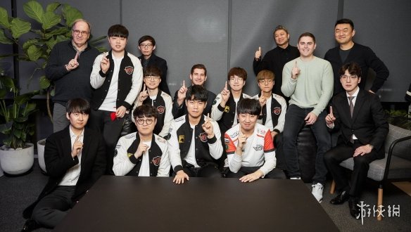 《英雄联盟》Faker大魔王李相赫开通推特 发布战队成员合影