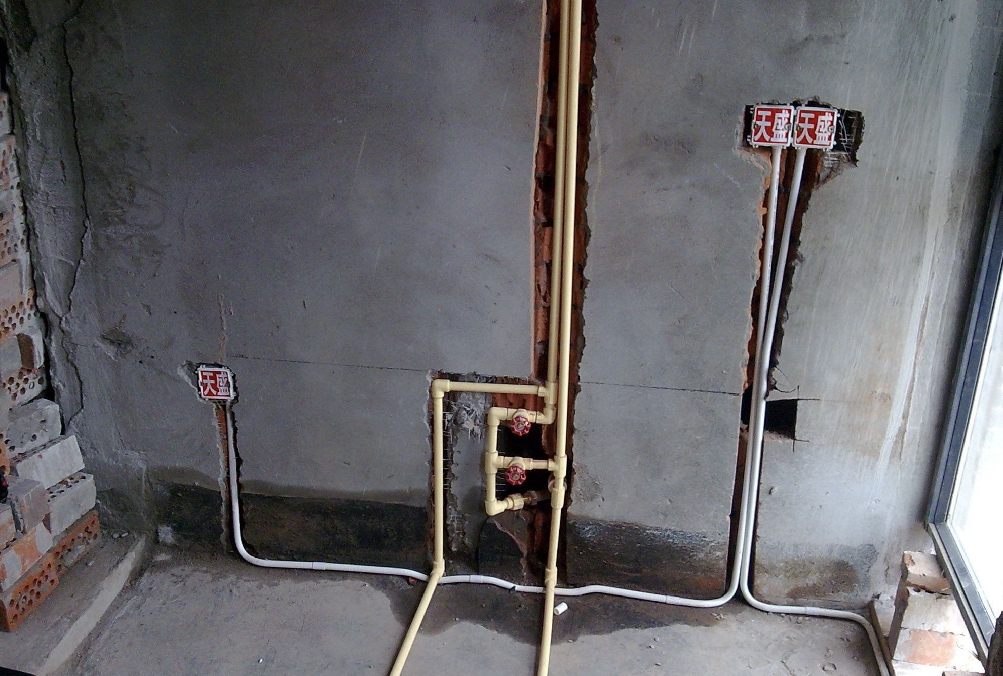 家里装修，热水器冷热水管怎样安装？管路布置方式是什么？