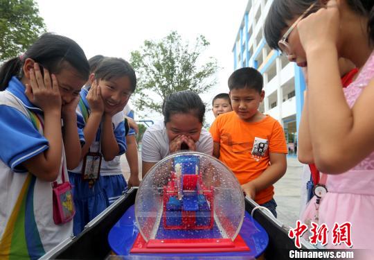 学生们在感受“喊泉”。 覃庆和 摄