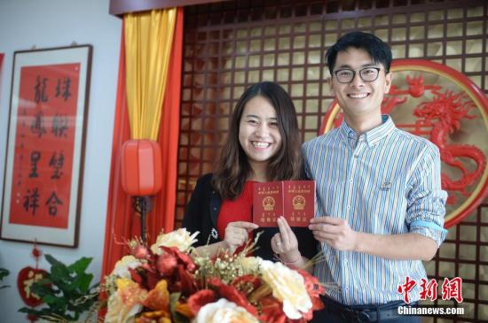 资料图：一对年轻人开心地拍结婚照。中新社记者 刘文华 摄