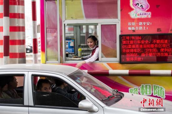 资料图：车辆通过收费站。中新社发 洪坚鹏 摄