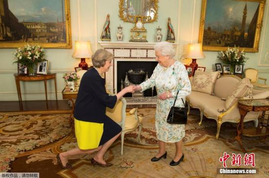 资料图：当地时间2016年7月13日，英国伦敦，英国女王伊丽莎白二世在白金汉宫接见特蕾莎·梅，并任命其为新首相。
