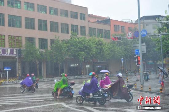 台风“贝碧嘉”致海口多路段积水。 吴天军 摄 台风“温比亚”将登陆华东 “贝碧嘉”再次加强