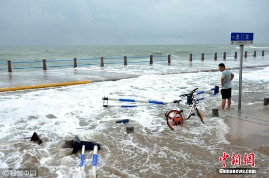 台风“温比亚”掀大浪 青岛各海水浴场临时关闭 王海滨 摄 图片来源:视觉中国 台风“温比亚”致山东278万人受灾和人员伤亡失联