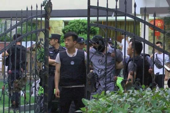杭州濱江虞關榮涉嫌黑惡犯罪團伙案抓捕現場