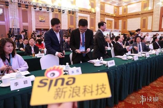 余承东向马化腾推介Mate X:这可是折叠屏5G手机!