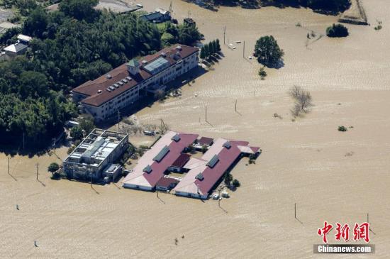 资料图：当地时间10月15日凌晨，日本当局调查各地堤坝后发现，面对河流决堤的县增至7个，涉及河流37条，缺口多达52处。图为被洪水淹没的住宅。