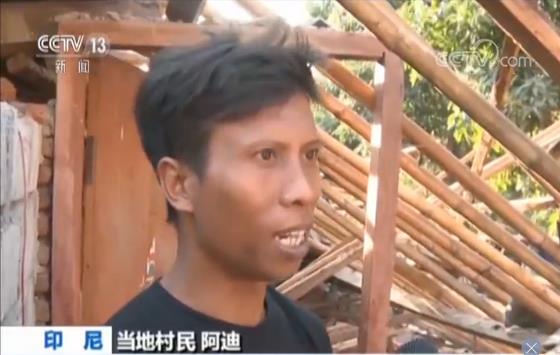 印尼地震后 父亲冒着危险冲进废墟徒手挖出儿子