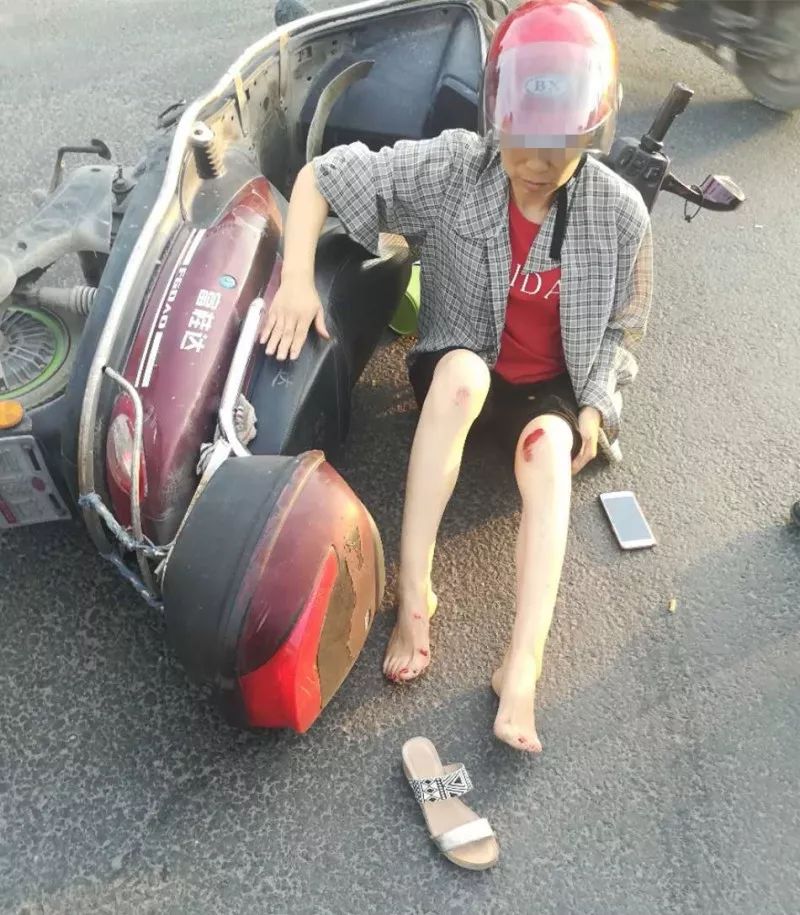 温州1电动车发生车祸 女子直呼:都是头盔救了