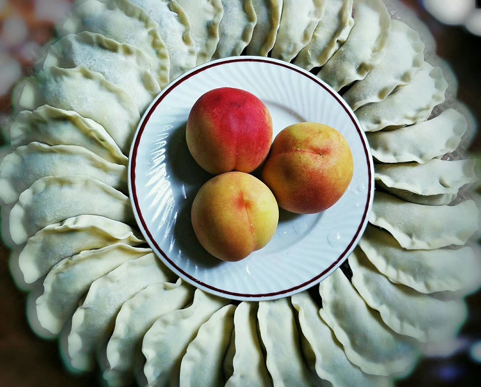 小雪为一家人做的简易午餐：鸡蛋韭菜杏鲍菇饺子+水果。