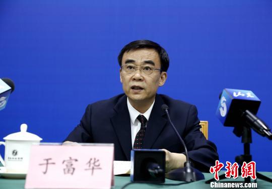 山東省委組織部副部長、省人力資源社會保障廳廳長於富華介紹該省近期出臺的《推進鄉村人才振興若干措施》。 沙見龍 攝