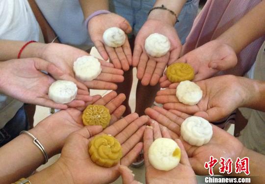 孩子们做的月饼 赵巧巧 摄