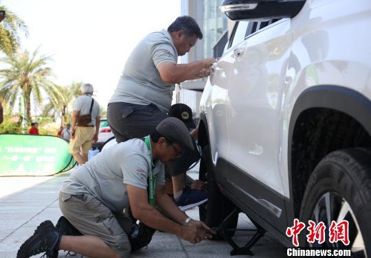 中国—东盟汽车拉力赛车手老挝赛车技