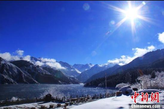 新疆天山天池大雪初晴美如画